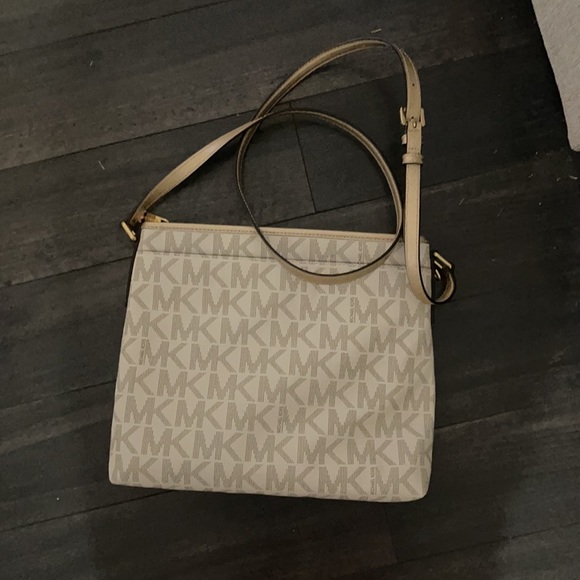 Michael kors cross body - Picture 2 of 2